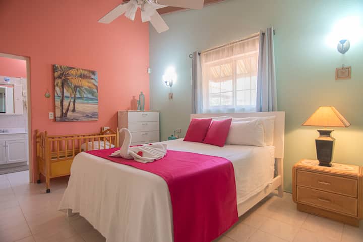 Dormitorio principal con cuna extraíble.