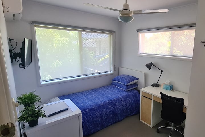 Comfortable & clean single bed in Annerley