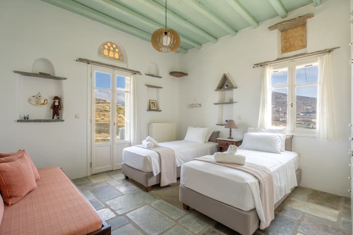 Single bedroom
1st floor