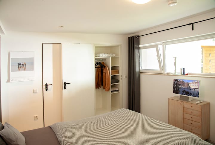 Platz für Kleidung, findet Ihr in der Wand.