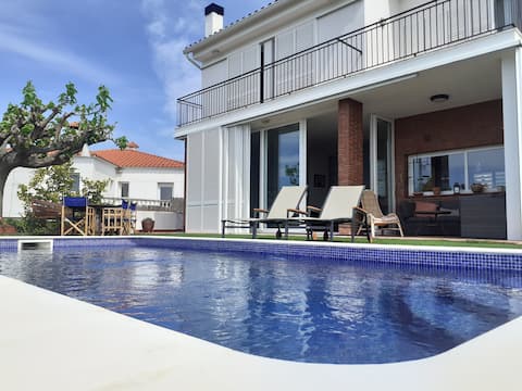 House with swimming pool and magnificent ocean views