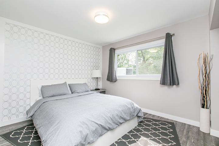 ห้องนอนที่สามพร้อมเตียงควีนไซส์