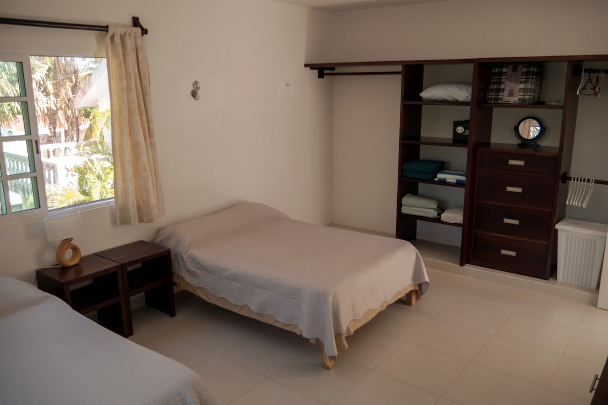 Spálňa s 2 manželskými posteľami a možnosťou zavesenia až 4 hojdacích sietí.