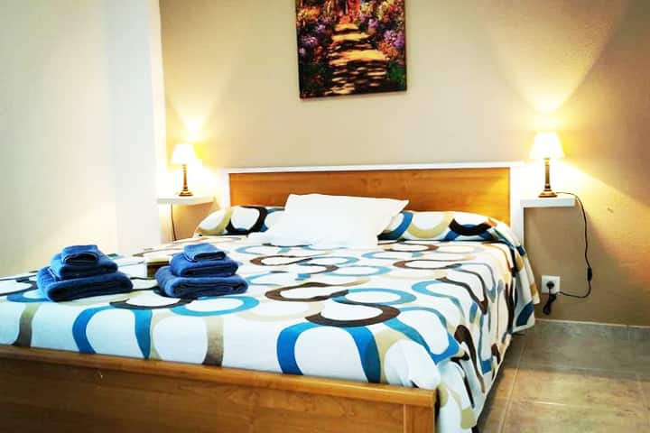 Chumba kikuu cha kulala na kitanda cha watu wawili kinachopima sentimita 180.