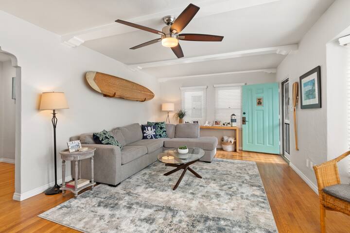 Charming Cottage: Parking, Bikes & Walk to Sand!