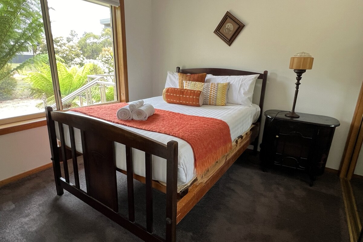 שלישי, חדר שינה כפול, עם מיטה גבוהה ונחמדה למי שמוצא את זה יותר נוח