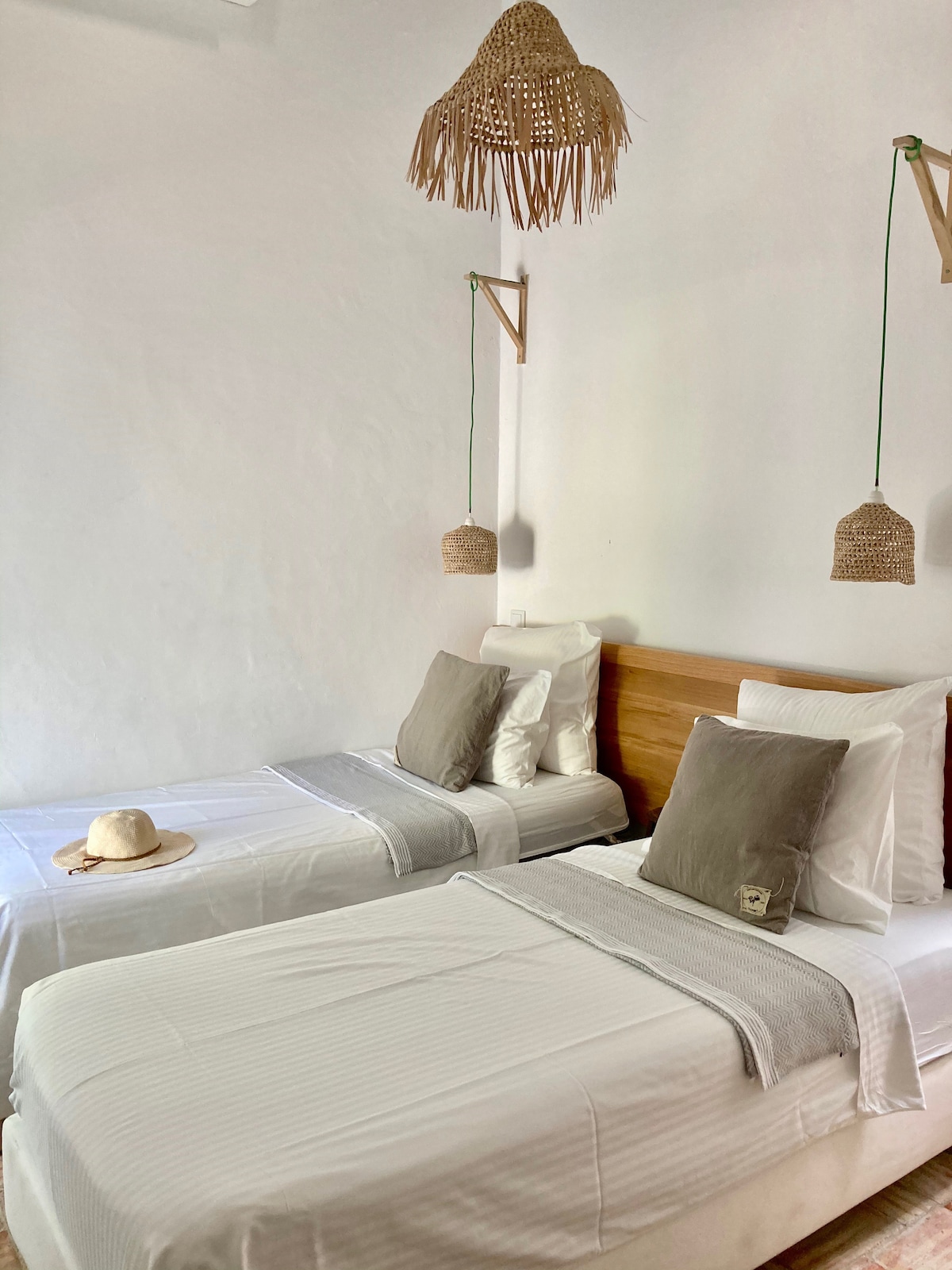 חדר שינה 4 עם מיטות זוגיות נוחות (או מיטת קינג סייז) ומצעים מכותנה מצרית רכה. גישה ישירה לאזור חיצוני וחדר ילדים.