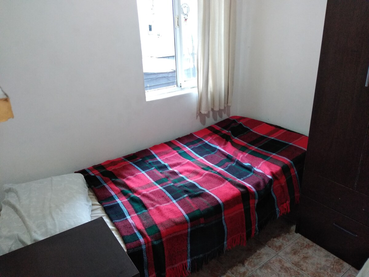 Quarto em apartamento com banheiro privativo em San Nicolás