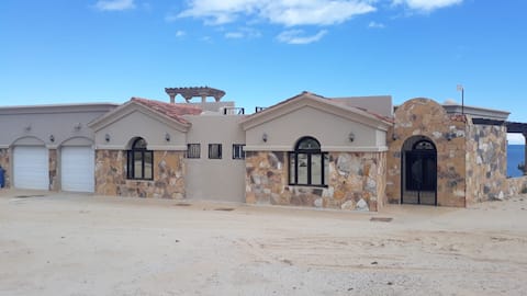 3 bdrm Beach Front extremely private beach WiFi