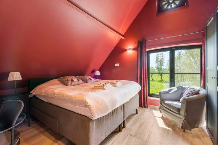 Entra en otro mundo de comodidad y estilo en nuestro segundo dormitorio, donde el diseño moderno se encuentra con un encanto acogedor. Desde muebles elegantes hasta detalles cuidados, sumérgete en un espacio diseñado tanto para la relajación como para la funcionalidad.