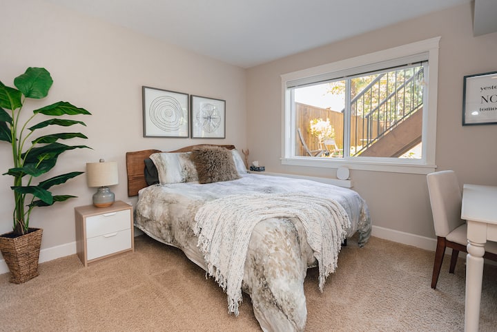 New queen-size bed w/custom-made live-edge headboard, down duvet and premium linens. Double-size closet w/shelving, desk & chair, 55" wall-mounted TV with premium cable, Netflix & Amazon Prime. Window blinds for privacy and room darkening. 