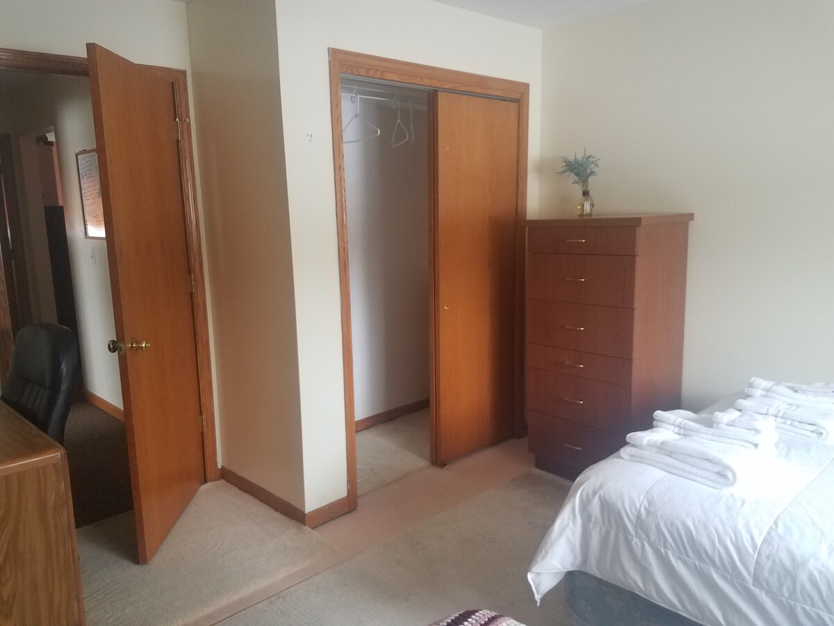 El dormitorio norte tiene una cama queen y una cama individual.