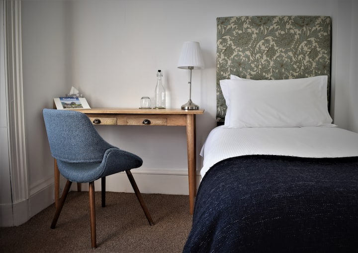 เตียงนอนสบายและพื้นที่ทำงาน