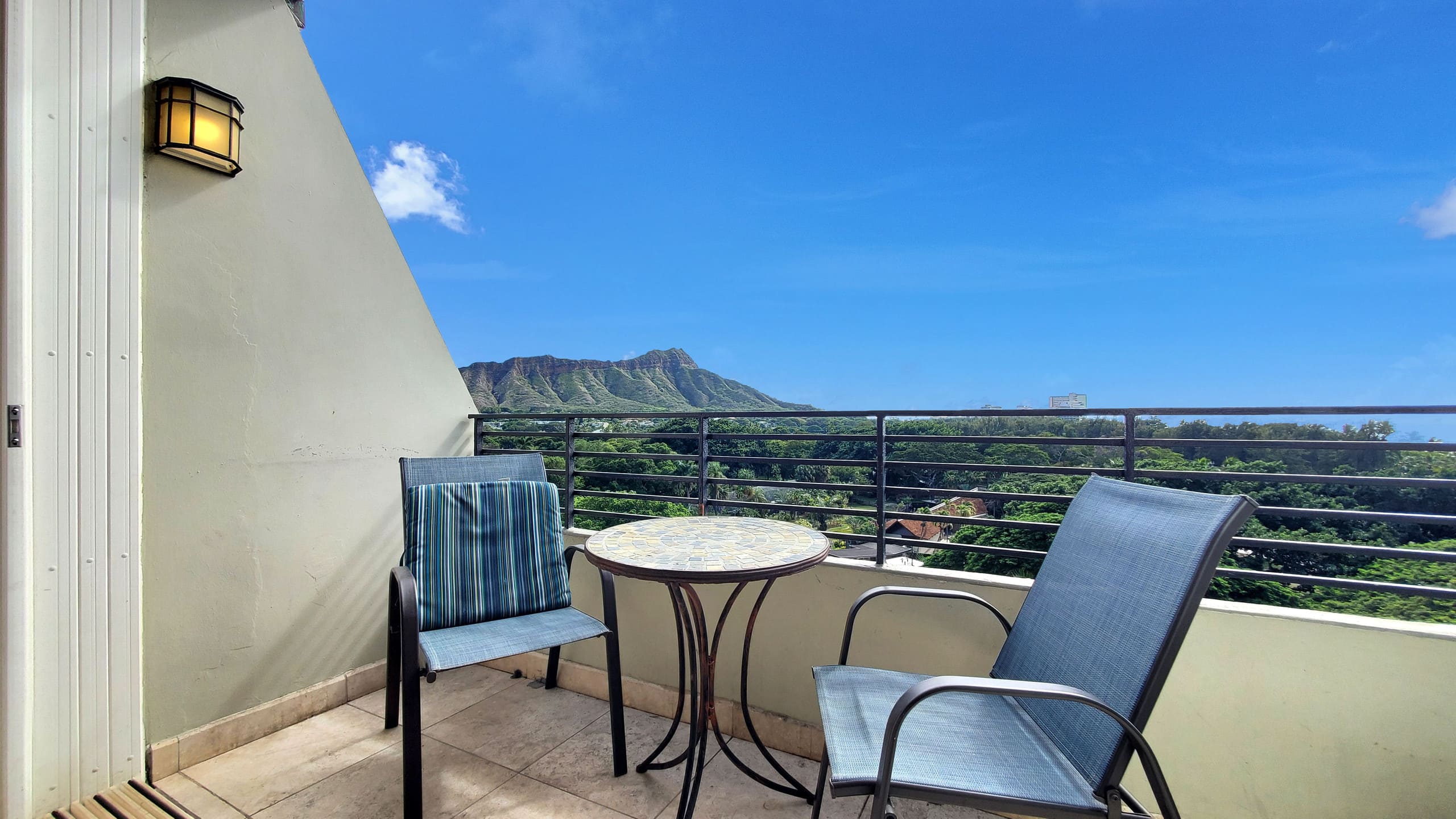 Condo in Honolulu · ★4.66 · Studio · 1 bed · 1 private bath - Image 11
