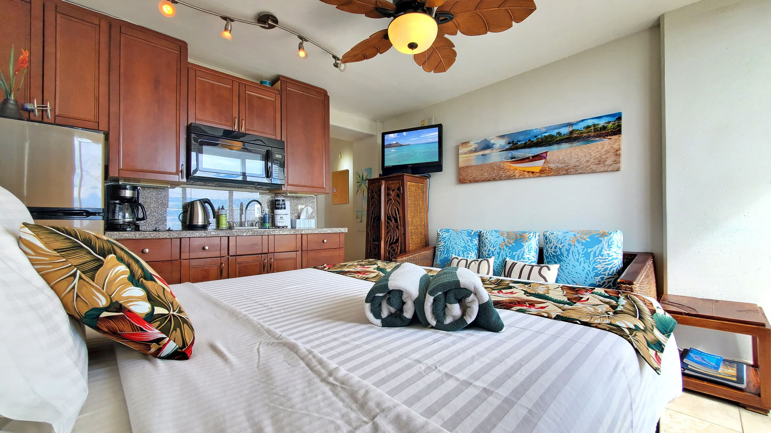 Condo in Honolulu · ★4.66 · Studio · 1 bed · 1 private bath - Image 30