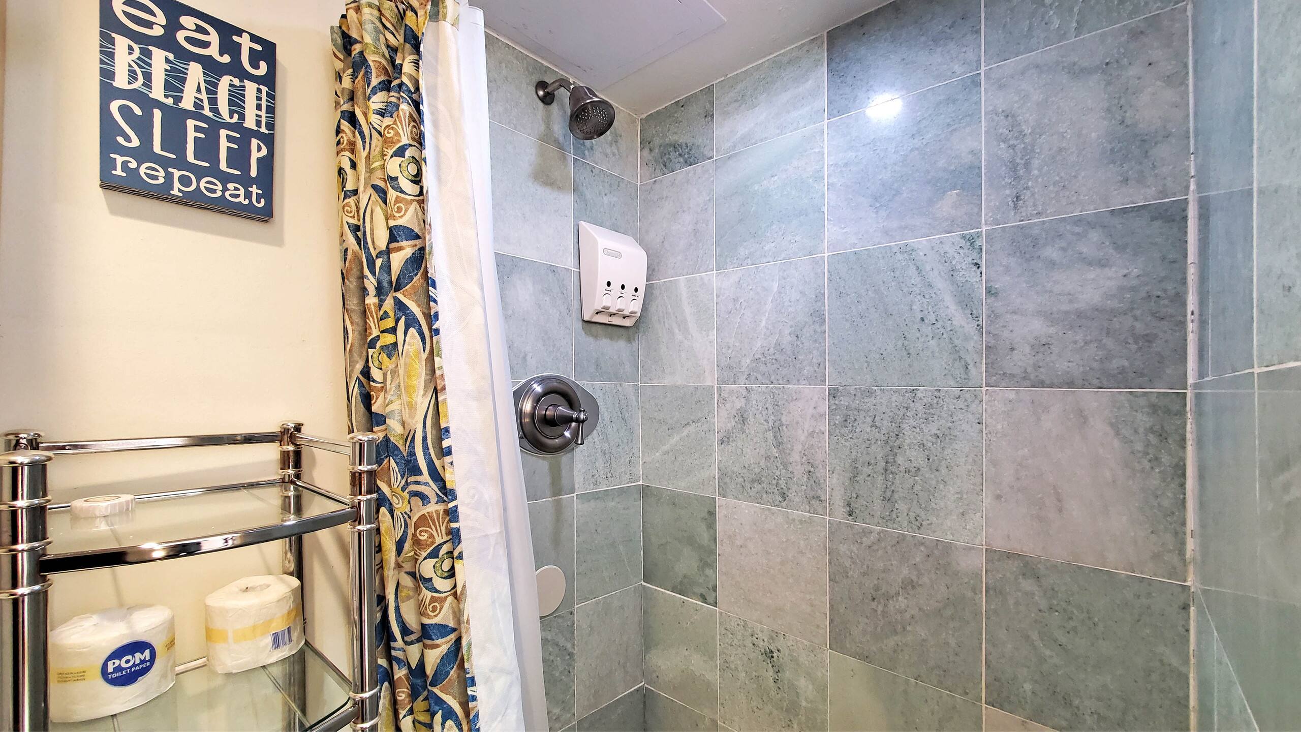 Condo in Honolulu · ★4.66 · Studio · 1 bed · 1 private bath - Image 5