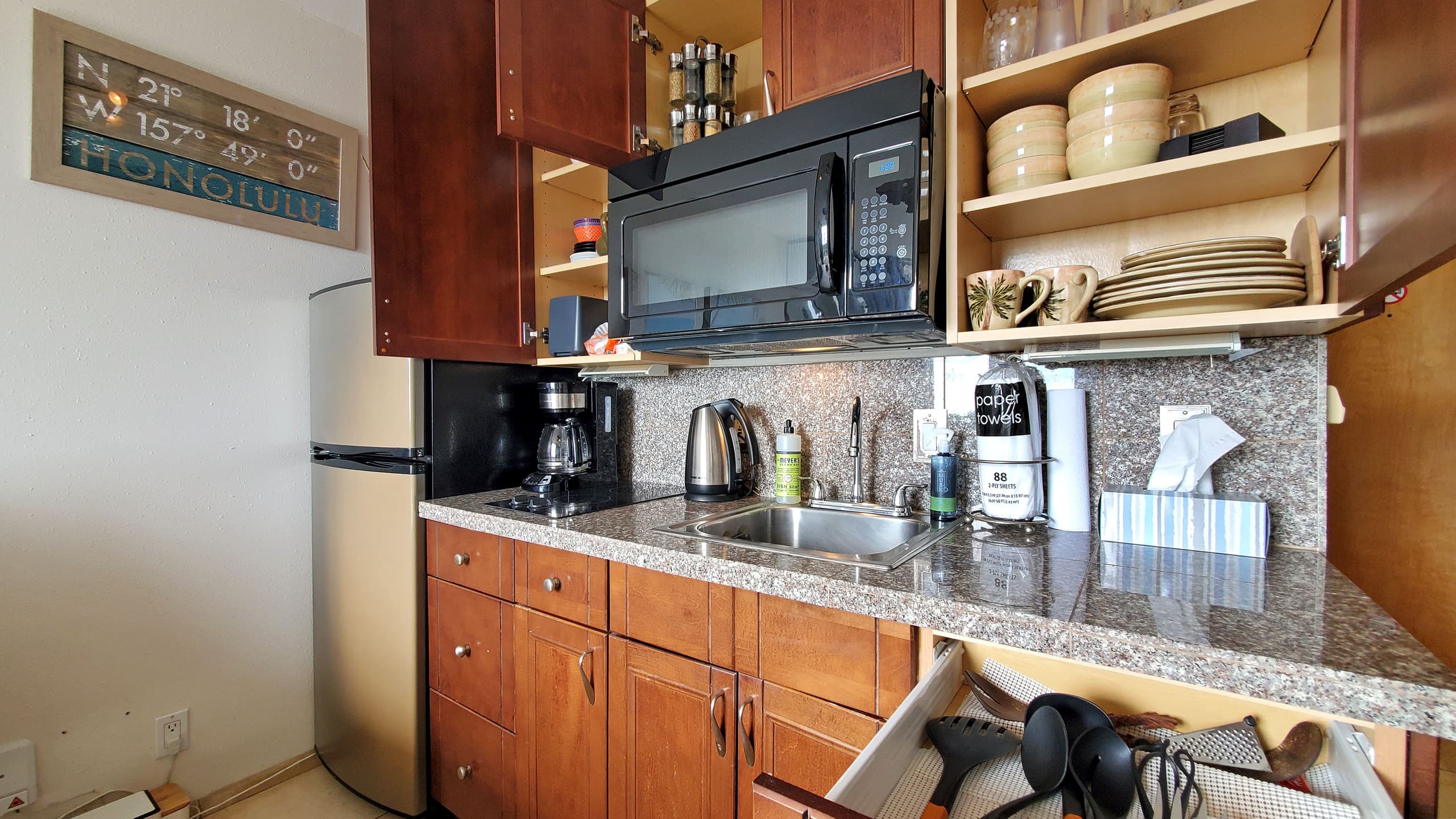Condo in Honolulu · ★4.66 · Studio · 1 bed · 1 private bath - Image 2