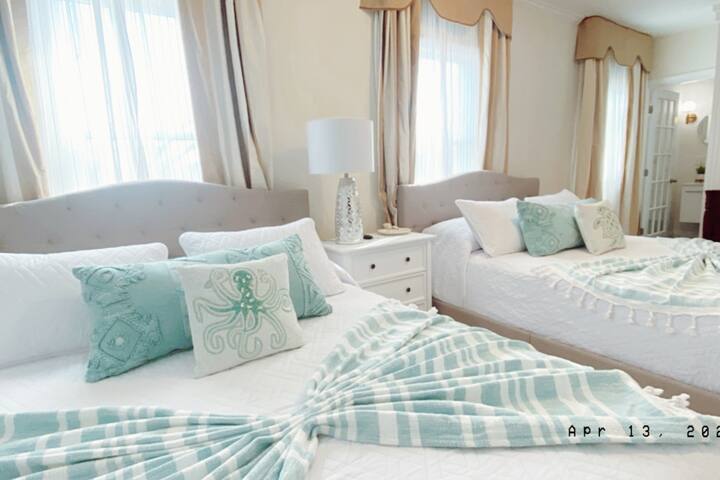 Newport Condo/ Rooftop Deck gallery image 4