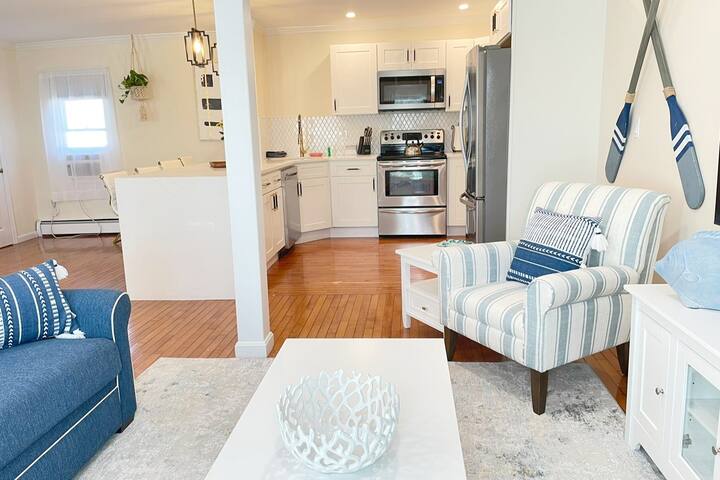 Newport Condo/ Rooftop Deck gallery image 2