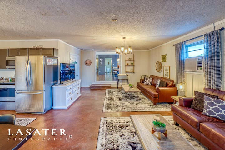 Den Large room, plenty of seating.  65 inch flat screen TV. Great for large gatherings.