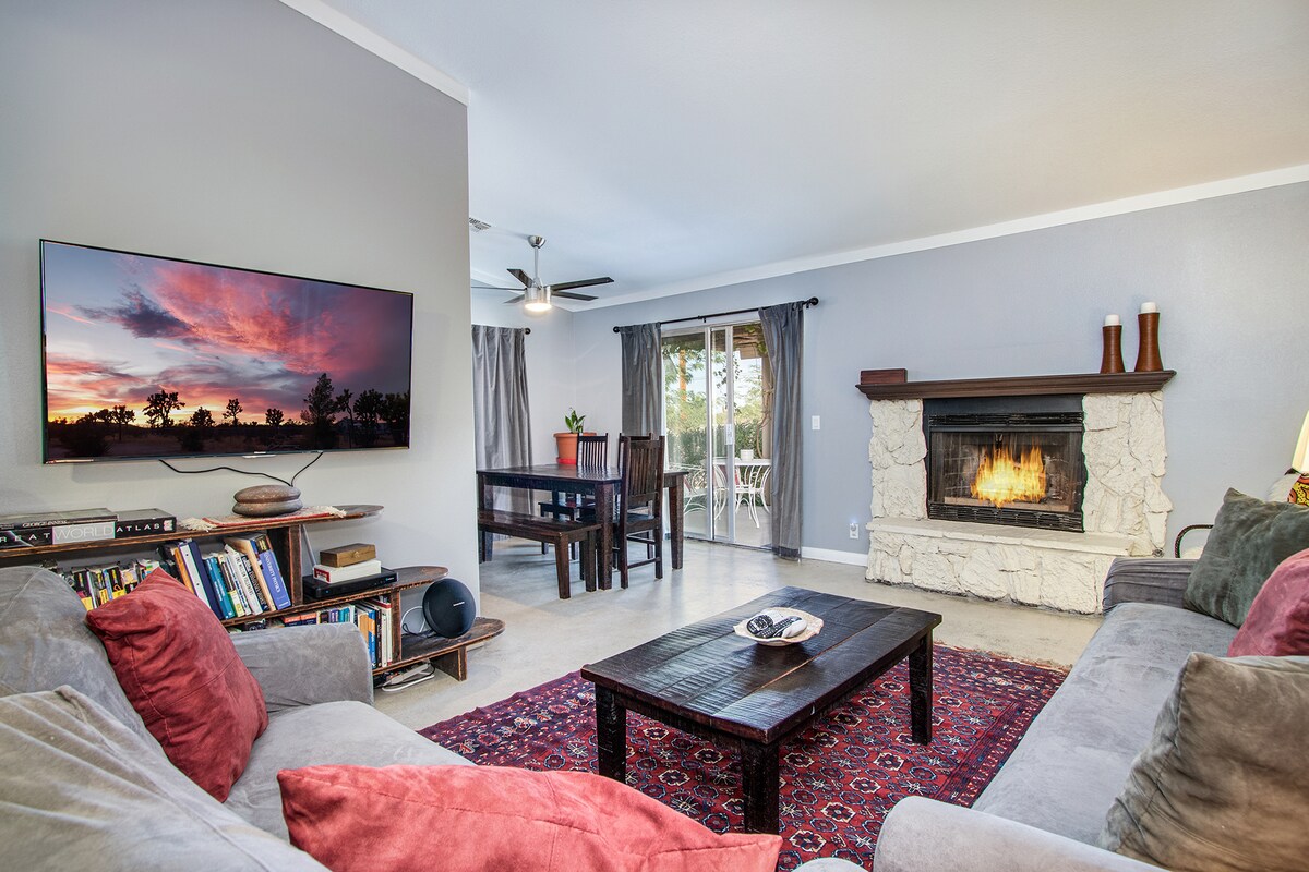 סלון/חדר אוכל וטלוויזיה עם מסך גדול.