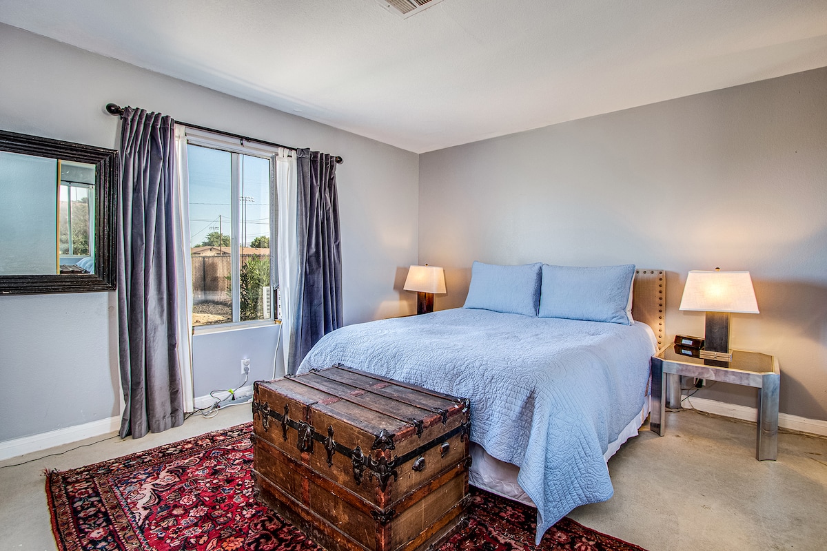 הנה חדר השינה הראשי. זה ממש נוח. מה שלא מוצג היא הטלוויזיה עם המסך הגדול. 