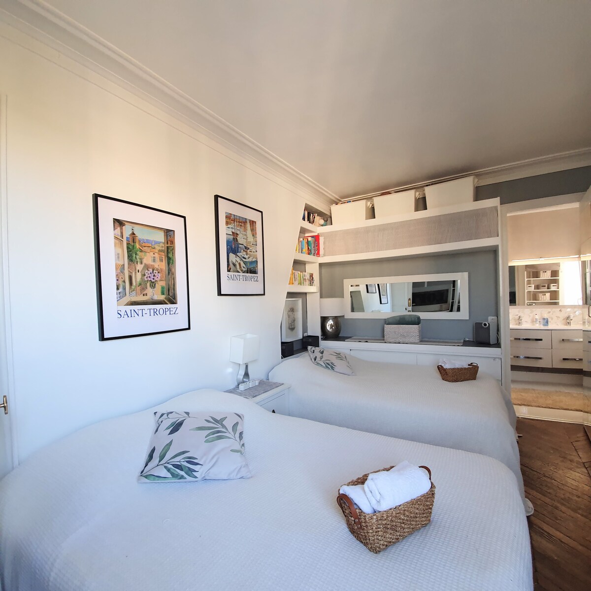 غرفة نوم 3 بسريرين مزدوجين وحمام داخلي
غرفة 3 بسريرين مزدوجين وحمام متصل