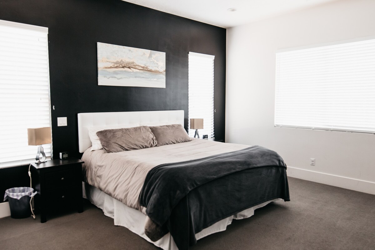 Veľká manželská posteľ v hlavnej spálni s veľkým televízorom