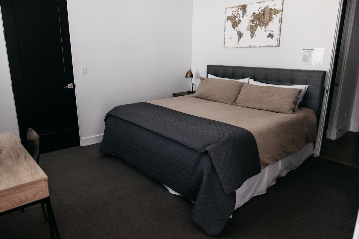 Posteľ 4 - vlastná izba s manželskou posteľou King