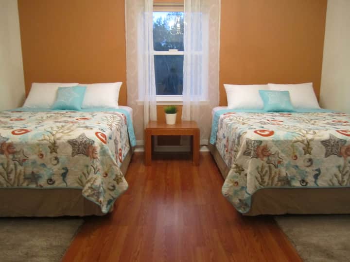 2 брачни кревета.
Прв кат.