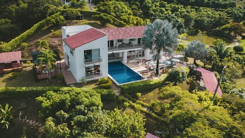 Top performing Airbnb: Ideal for family and social groups-RNT 158286 in Apulo