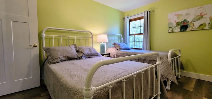 Втора спална соба со брачен кревет и полни кревети