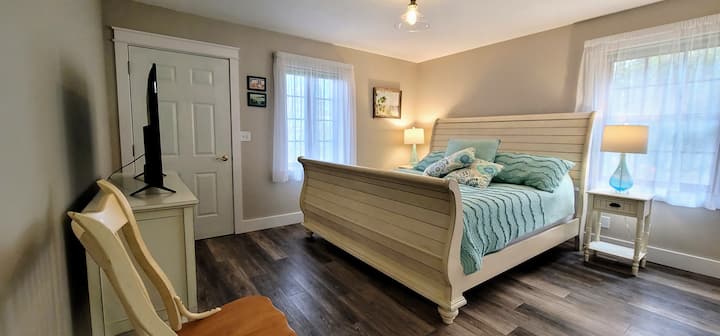 Главна спална соба со брачен кревет (широк 180-220 см)