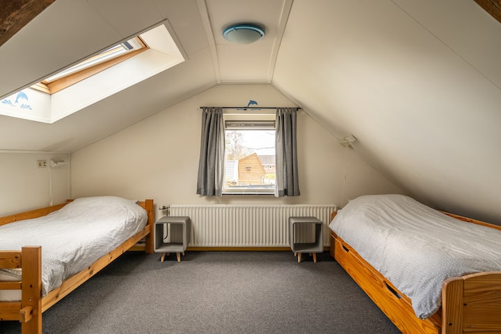 Спалня с две единични легла плюс легло тип сандвич.