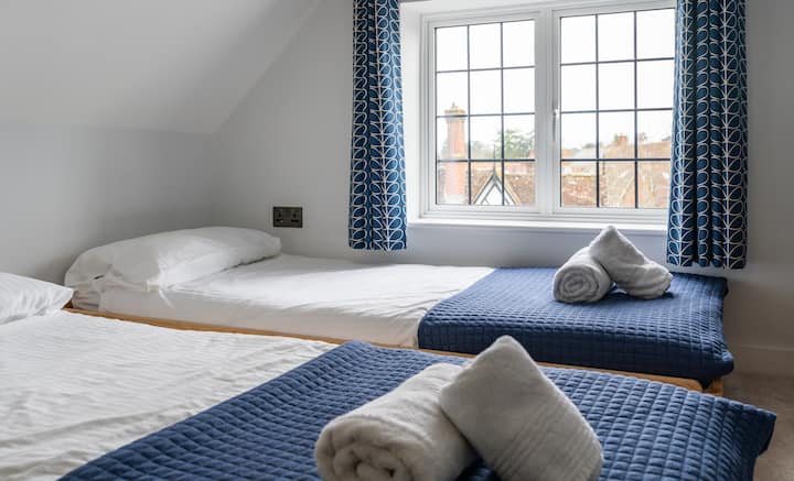 Twin bedroom - perfect for the kids.