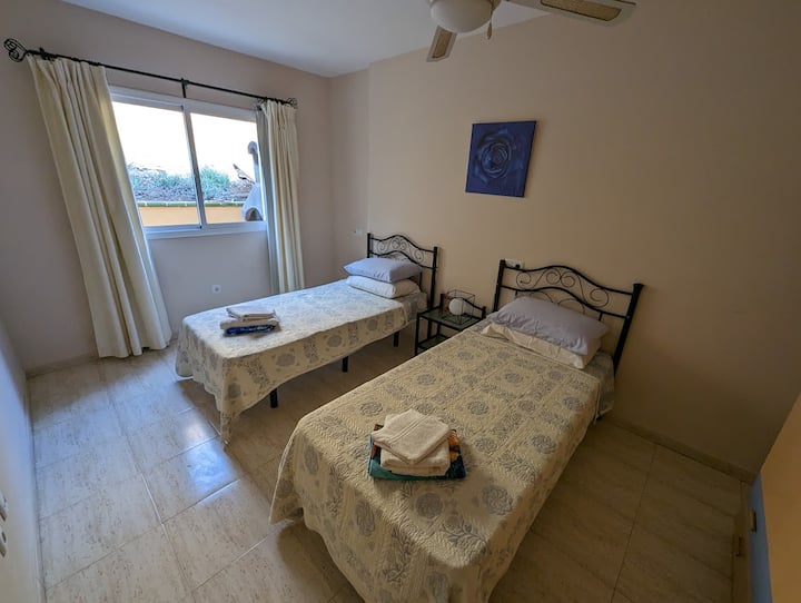 Bedroom 3 twin beds on ground floor photo2