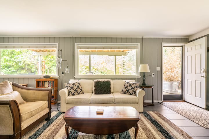 *Relaxing Charm In The Great  Northwest* - Seattle, WA