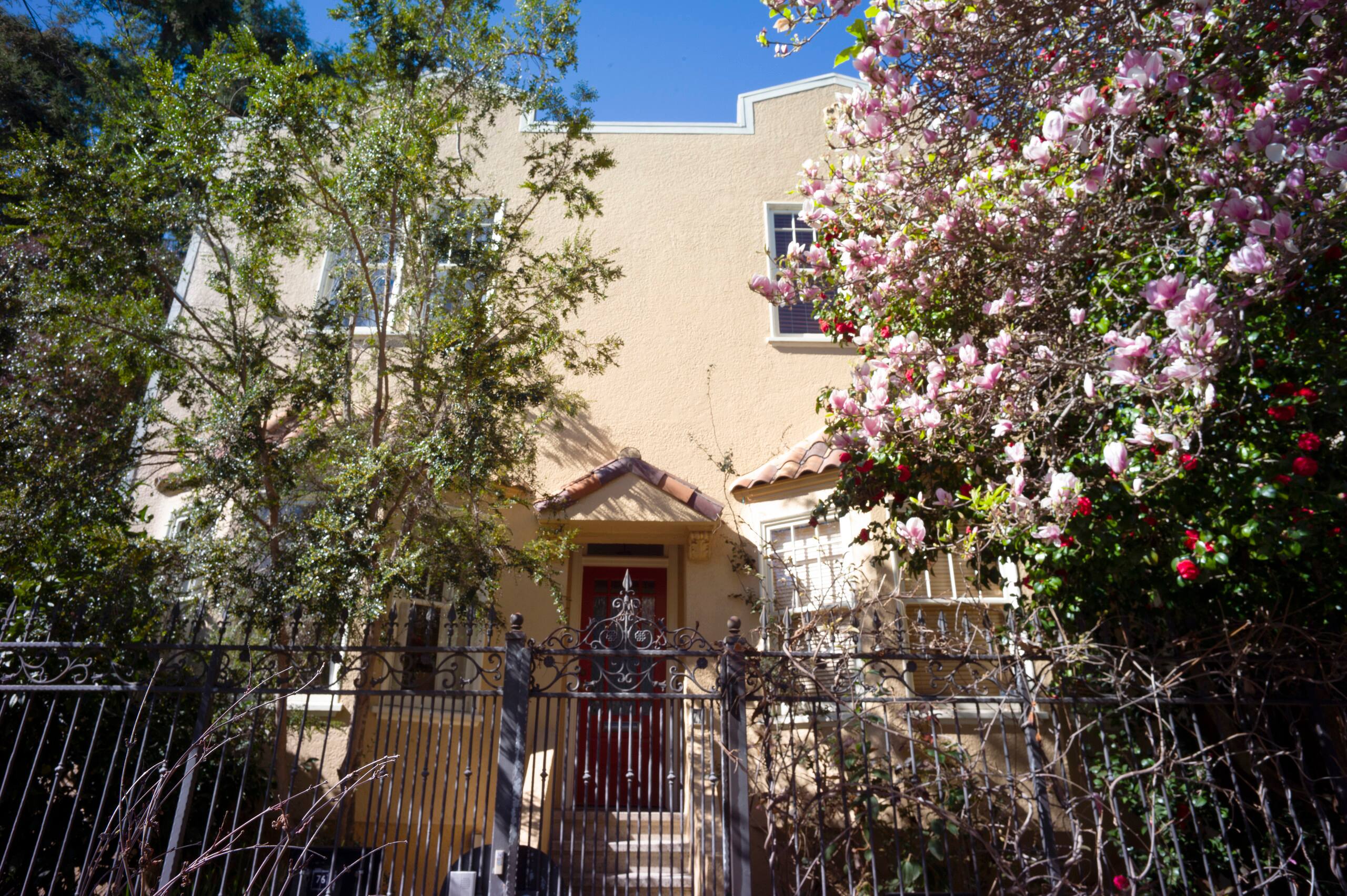 Home in San Francisco · ★4.9 · 6 bedrooms · 8 beds · 2 baths - Image 1