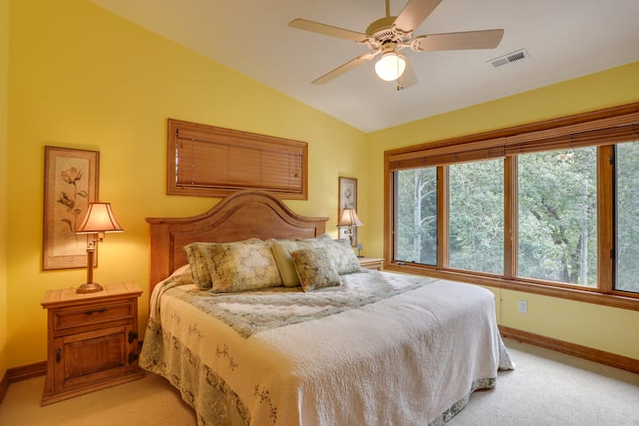 Cama tamaño king en el nivel superior con baño privado y vistas al río Eagle.