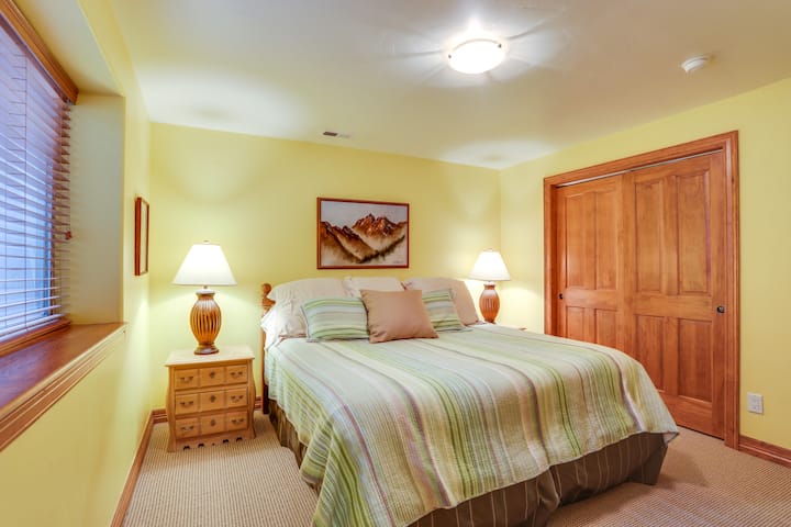 Dormitorio tamaño king en el nivel inferior con baño privado completo.