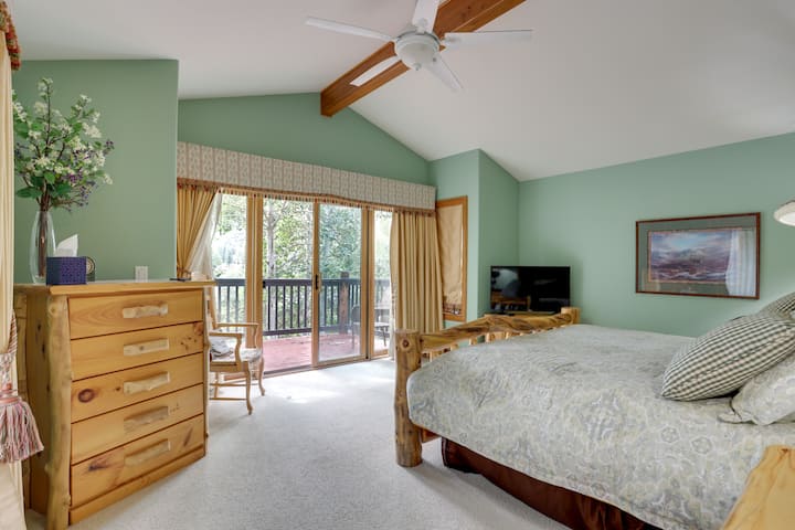 Dormitorio principal con cama tamaño king y balcón privado con vistas al río Eagle.