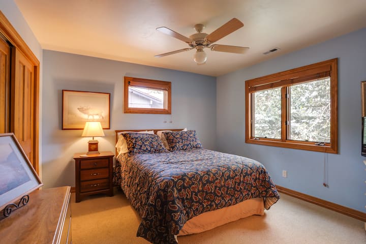 Dormitorio queen en el nivel superior con baño completo privado.