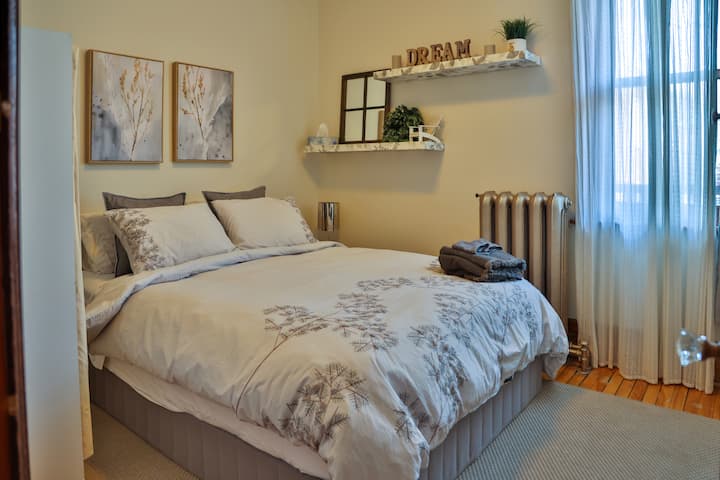 Cozy 3rd bedroom, Queen Bed