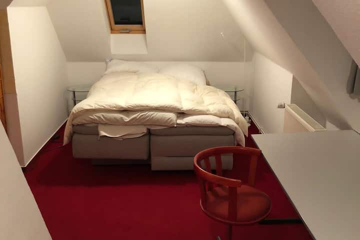 Schlafzimmer 6 mit Doppelbett 2.OG