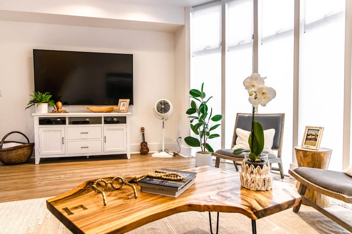 Luxury 3 Bedroom Island Retreat and Private HotTub