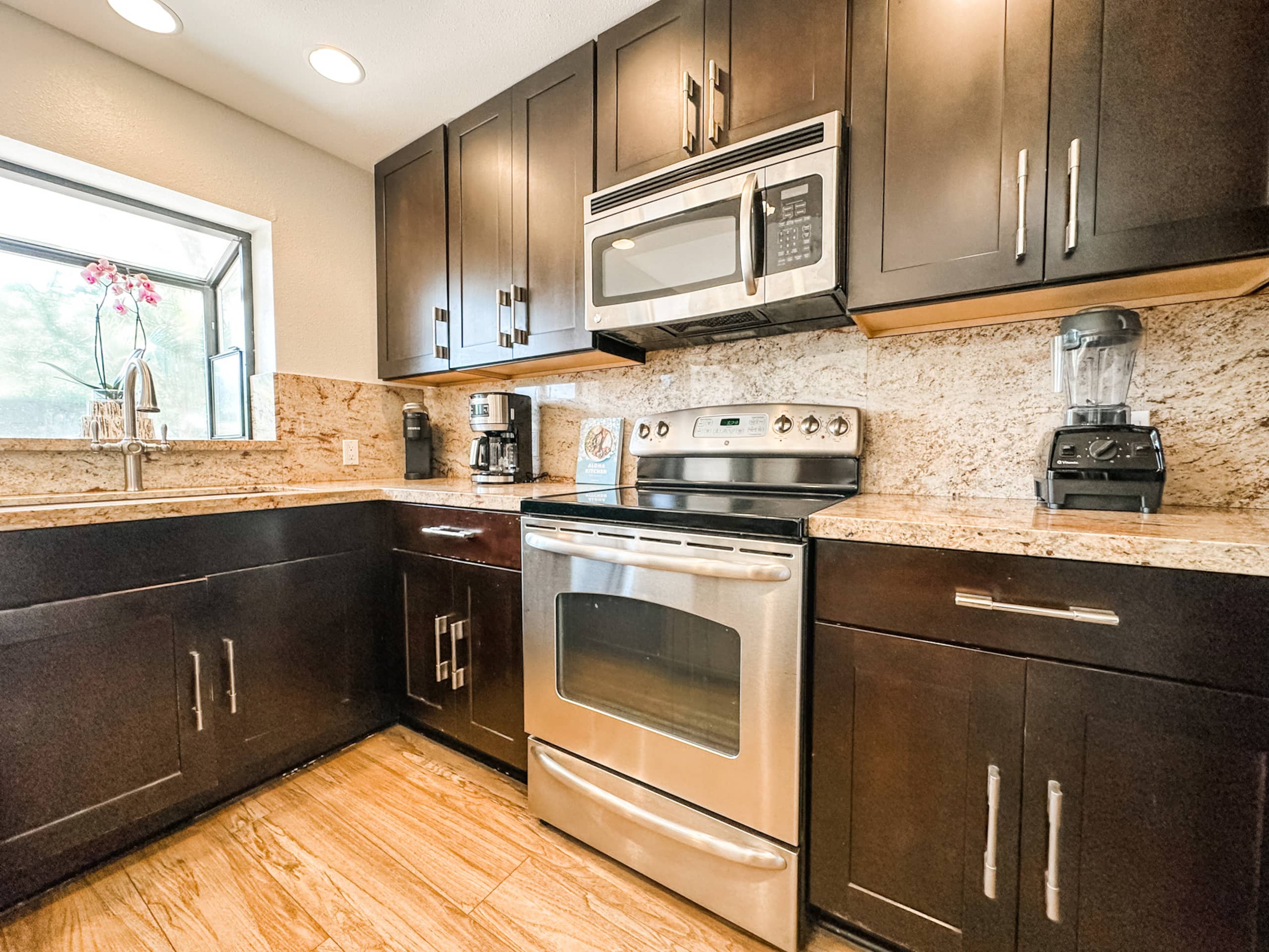 Townhouse in Lahaina · ★4.88 · 3 bedrooms · 4 beds · 2.5 private baths - Image 6