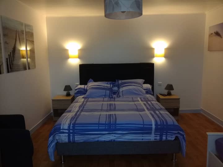 საძინებელი ზღვის ხედით 140 სმ საწოლით  