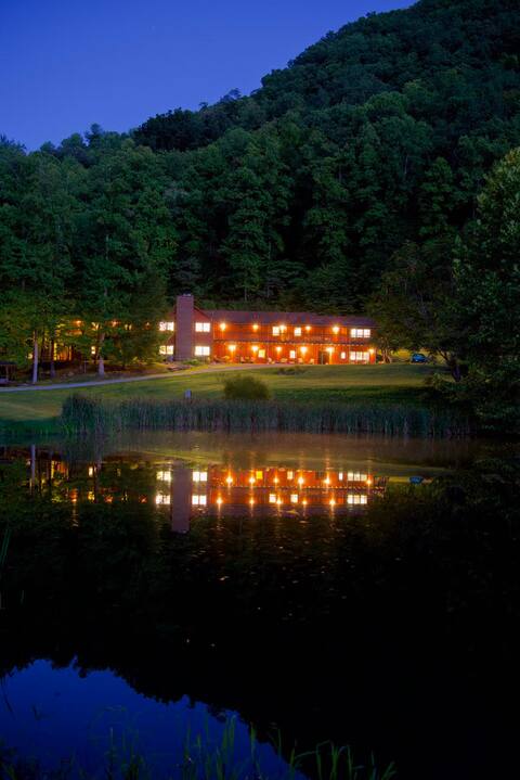 The Retreat Center - Sleeps 30+ guests