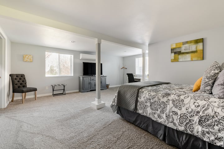 חדר שינה גדול עם יחידת מיזוג אוויר/תנור חימום. בטלוויזיה עם מסך שטוח יש נטפליקס בלבד.