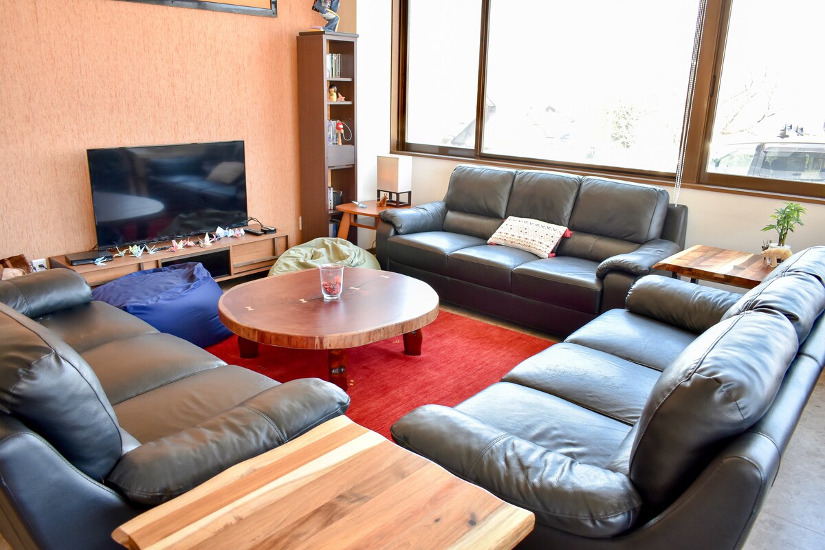 Altitude Nozawa: King room w/ensuite and balcony - Bed and